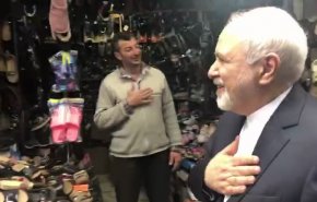 خوش و بش ظریف با کسبه و مردم دمشق در مسیر بازگشت از زیارت حضرت رقیه (س) + فیلم
