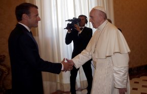ماكرون يهاتف البابا فرنسيس ودعاه لزيارة فرنسا 