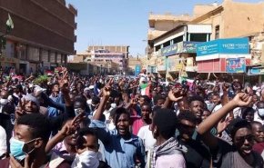 الآلاف يعتصمون أمام مقر القيادة العامة للجيش السوداني