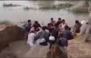 شاهد بالفيديو جسورا بشرية في ايران تشكلت لهذا الغرض..