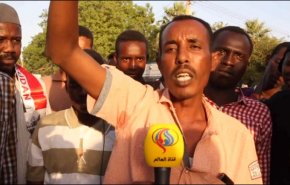 شاهد: ثوار السودان يرفضون الوصاية السعودية الاماراتية 