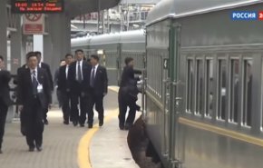 بالفيديو.. ارتباك حراس كيم بعد توقف القطار في المكان الخطأ