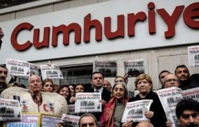 السلطات التركية تعيد 6 من صحفيي 