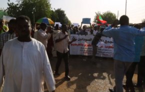 شاهد: محتجون من نوع آخر ينضمون لاعتصام السودانيين