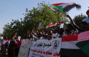 شاهد: فطنة المتظاهرين السودانيين لهذا الشيء! 