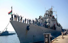السفن الحربية والغارات الجوية تقتحم لعبة الحرب بليبيا 
