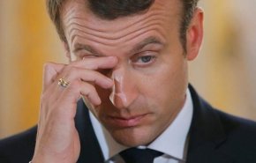 شب تلخ ماکرون در «استاد دو فرانس»؛ شعارهای ضددولت و پس زدن دست رئیس‌جمهور