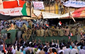 'المهنيين السودانيين' يتهم الجيش بمحاولة فض اعتصام يطالب بحكم مدني