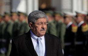 شاهد: رئيس وزراء الجزائر السابق يصل إلى المحكمة