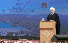 روحانی از روستای زلزله‌زده دره‌ ژاله بازدید کرد/گفت و گوی رئیس جمهور با مردم روستایی که دوباره ساخته شد