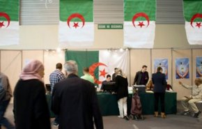 الداخلية الجزائرية تعلن عدد المرشحين لانتخابات الرئاسة المقبلة
