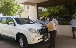 السودان يسحب السيارات الرئاسية والدستورية من مسؤولي النظام السابق 

