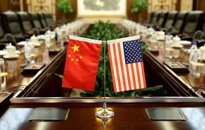 واشنطن تتهم الصين بمزاعم واهية وتزيد رسومها الجمركية