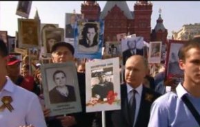 بوتين يتصدر مسيرة الفوج الخالد حاملا صورة أبيه