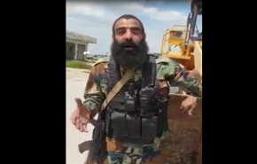 بالفيديو/رسالة جندي سوري للارهابيين من داخل قلعة المضيق..هذا مضمونها