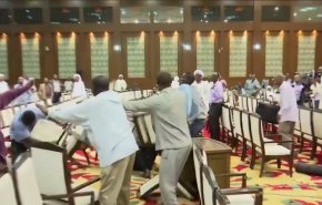 فیلم | درگیری میان نمایندگان پارلمان سودان در جریان جلسه با اعضای شورای نظامی