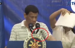 صرصور 'ليبرالي' تسلق كتف رئيس الفلبين خلال جمع انتخابي!