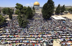 شاهد.. الآلاف يتوافدون لصلاة الجمعة الأولى من رمضان في الأقصى