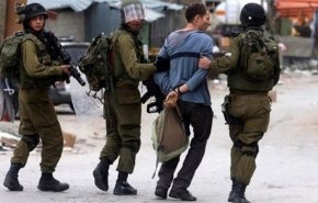 اعتقال 12 فلسطينيا بالضفة الغربية المحتلة