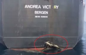 شاهد بالفيديو..الضربة التي تعرضت لها احدى السفن بميناء الفجيرة 