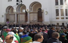 تظاهرات مردم الجزائر برای سیزدهمین جمعه متوالی
