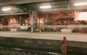 بالفيديو: هندية تنجو من دهس القطار بأعجوبة!
