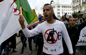 المجتمع المدني الجزائري يدعو الجيش لحوار صريح وإيجاد حل سياسي توافقي