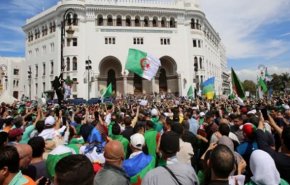 تظاهرات هزاران نفری در پایتخت الجزائر
