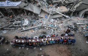  «مملكة الخير» تُهدي غزة بِيَد... وتضربها بأخرى 