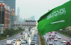 شاهد..سعودي يمارس أبشع أنواع التعذيب بحق عمال أفارقة