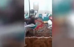 فيديو (+18): سعودي يعذب عاملا افريقيا بطريقة وحشية