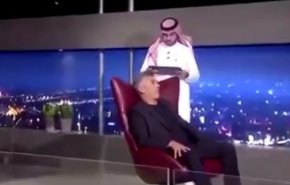 بالفيديو .. مذيع سعودي يقع في موقف محرج جدا بسبب قطر!