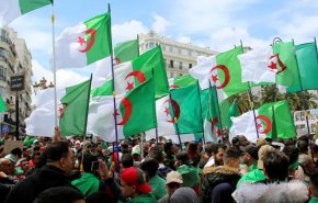 الحكومة الجزائرية تسترضي الشارع بالمساعدات