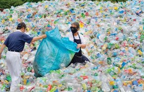 شاهد بالفيديو... اطنان من النفايات البلاستيكية تعود للبلدان الثرية والسبب ؟؟ 