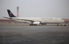 ویدیو.. معترضان سودانی هواپیمای سعودی را روی باند متوقف کردند