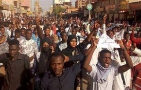 شاهد لماذا تدفق آلاف المحتجين السودانيين الى وسط الخرطوم  
