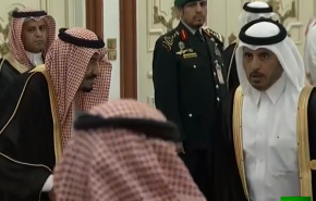 بالفيديو.. رئيس وزراء قطر يصافح الملك سلمان ببرود!