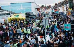 شاهد بالصور.. إفطارات رمضانية بشوارع بريطانية ومشاركة الآلاف 