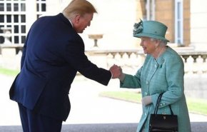 دست دادن ترامپ با ملکه انگلیس خبرساز شد