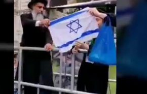  آتش زدن پرچم رژیم صهیونیستی توسط خاخام های یهودی در لندن + فیلم