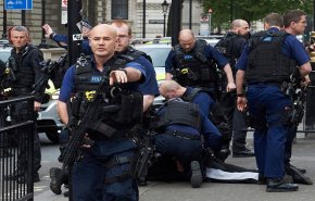 إلقاء القبض على رجل يحمل سكينين في مطار لندن +صور