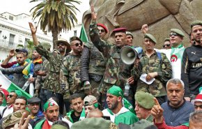 بعد عزل بوتفليقه.. الجزائريون في متاهة الحوار السياسي