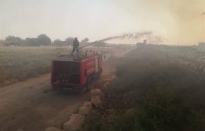 بالصور... حريق في الباغوز السورية يصل الى الاراضي العراقية
