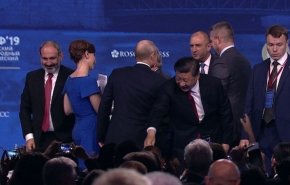 شاهد الفيديو.. حرس بوتين ينقذون رئيس الصين من السقوط في بطرسبورغ