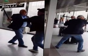 شاهد... وزير الدفاع الجزائري الأسبق يضرب شاباً بعكازه في مطار بباريس