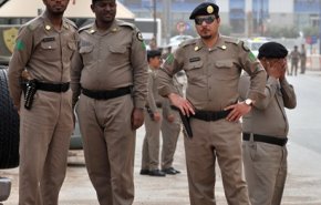شاهد بالفيديو: مهمة رجل الأمن حماية الافراد.. وفي السعودية ضربهم!