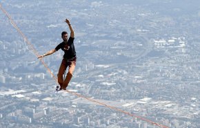 شاهد/لحظات تحبس الانفاس.. مغامر يشتهر حول العالم في الرياضات الخطيرة
