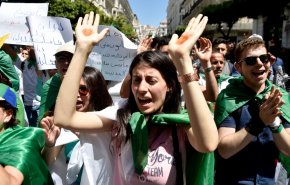 طلاب جزائريون يتظاهرون ضد دعوة بن صالح للحوار