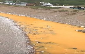 بالفيديو.. نهر يتحول الى اللون البرتقالي في روسيا