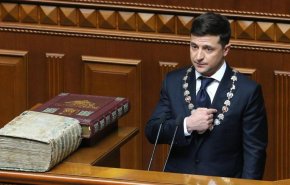 البرلمان الأوكراني يوقع قانونا يتيح سحب الثقة من رئيس الدولة
